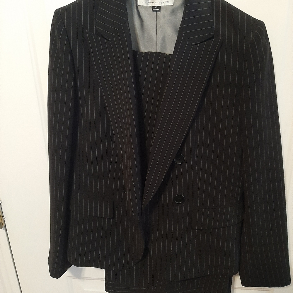 Tahari women's pant suit